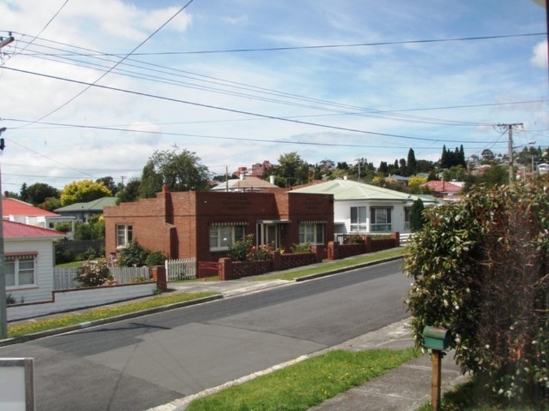 1/9 Girvan Avenue, New Town TAS 7008