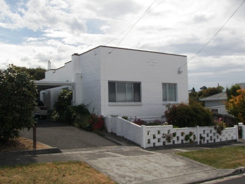 1/9 Girvan Avenue, New Town TAS 7008