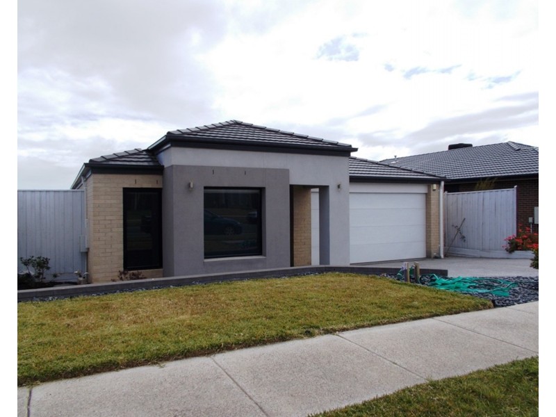 19 Hayton Park Boulevard, Cranbourne West VIC 3977