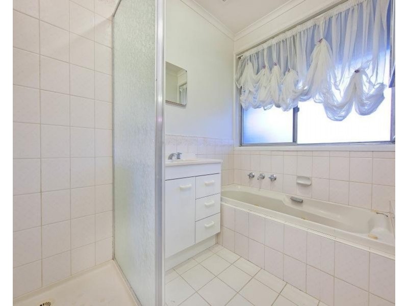 2 Pembroke Avenue, Frankston VIC 3199