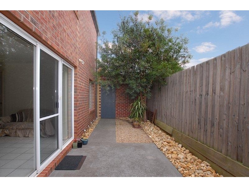 2/64 Lardner Road, Frankston VIC 3199