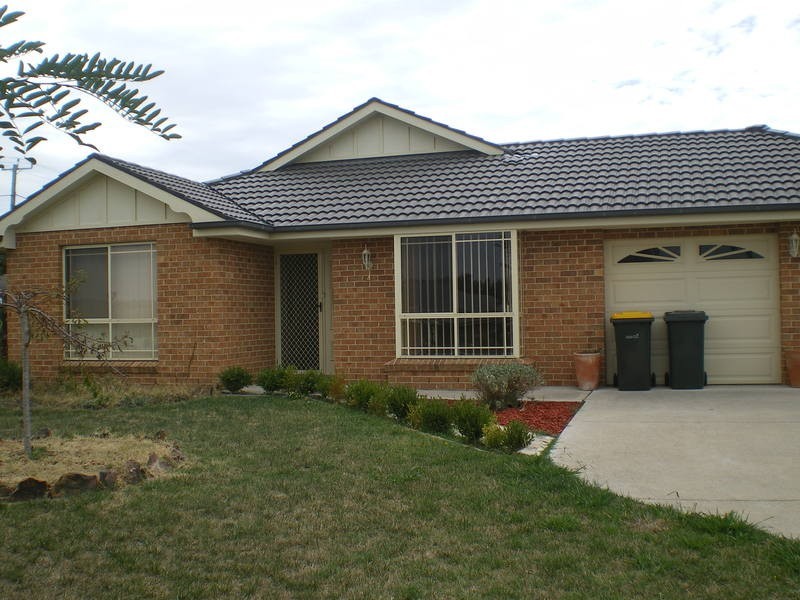 4 Hobson Close, Bathurst NSW 2795