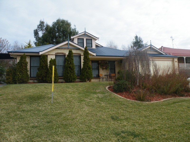 35 Cedar Drive, Bathurst NSW 2795