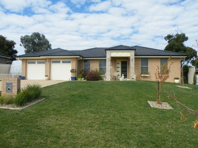 11 Walpole Close, Bathurst NSW 2795