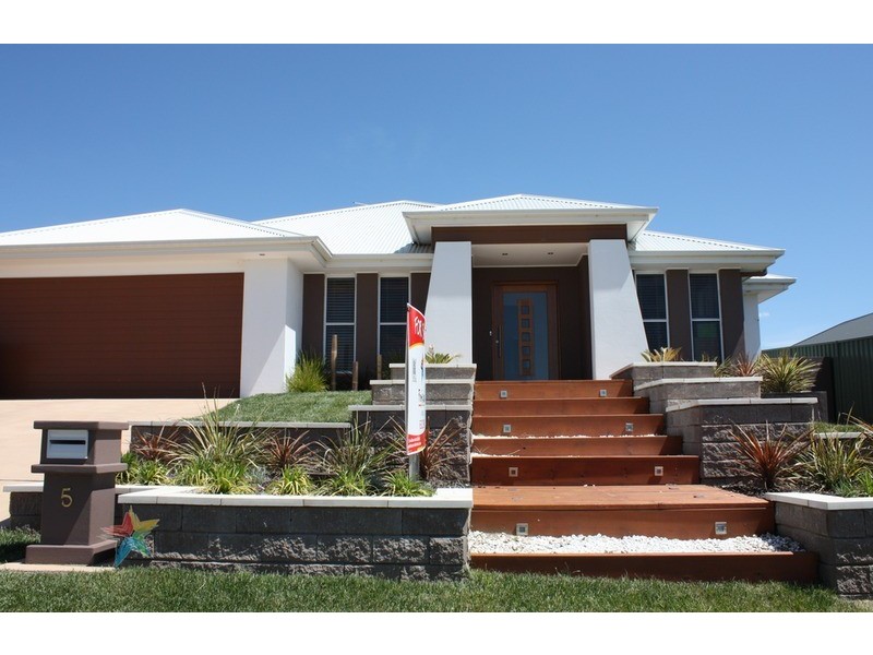 5 Blaxland Drive, Bathurst NSW 2795