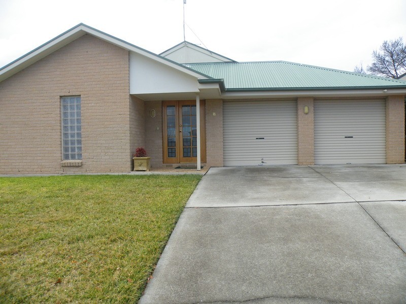 8  Dale Place, Bathurst NSW 2795