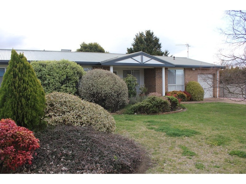 8 Abercrombie Drive, Bathurst NSW 2795