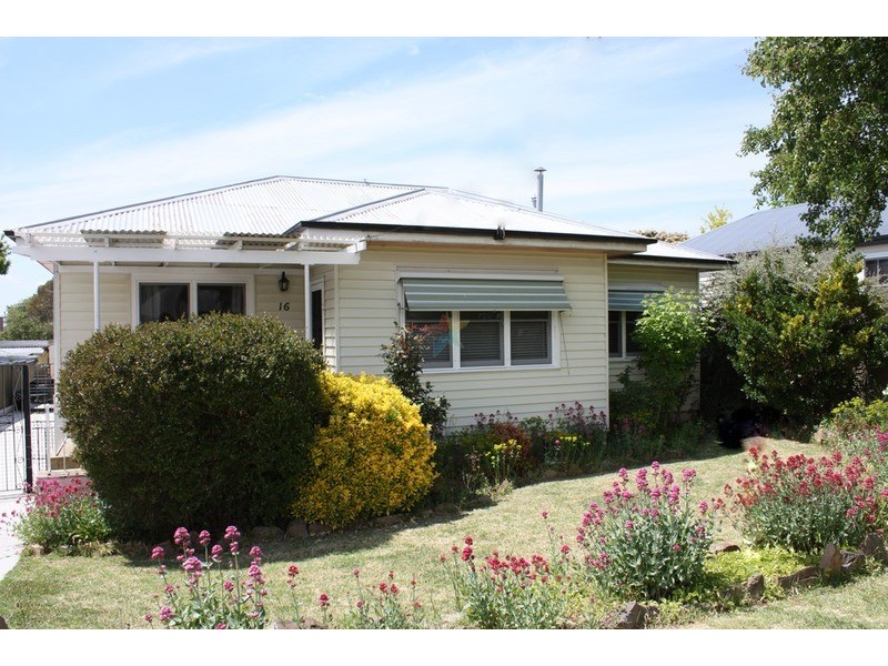 16 Pine Street, Bathurst NSW 2795