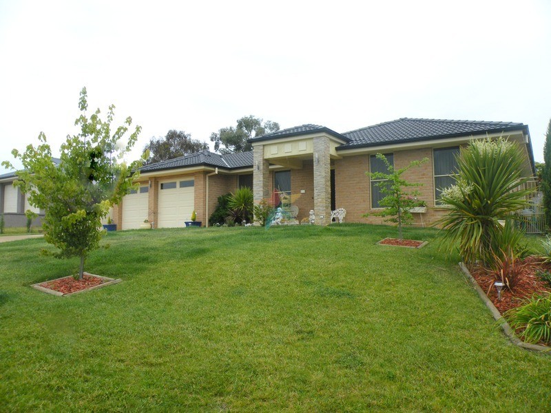 11 Walpole Close, Bathurst NSW 2795
