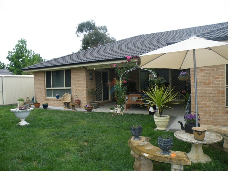 11 Walpole Close, Bathurst NSW 2795