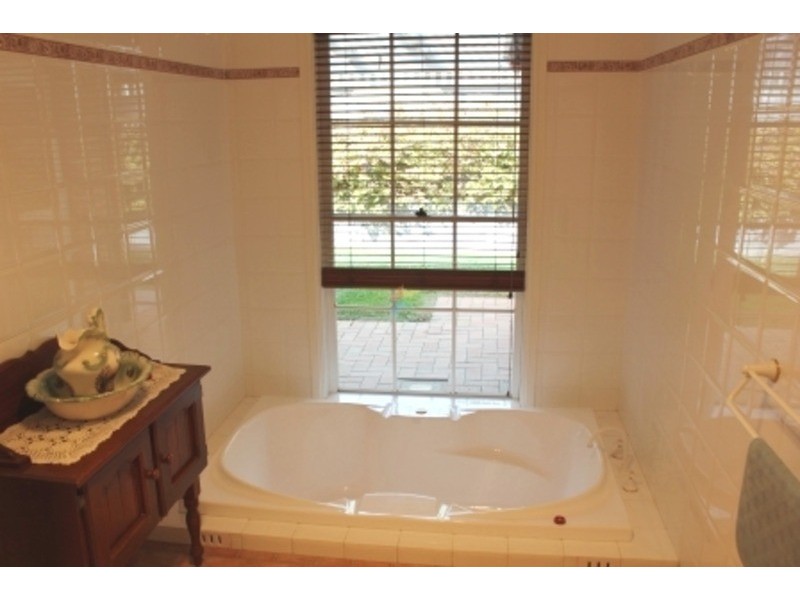 15 Cherrywood Crescent, Bathurst NSW 2795