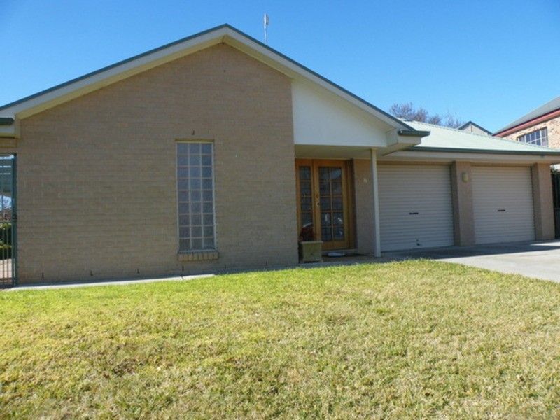 8 Dale Place, Bathurst NSW 2795