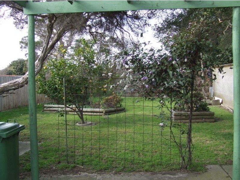 8 Edgar Road, San Remo VIC 3925