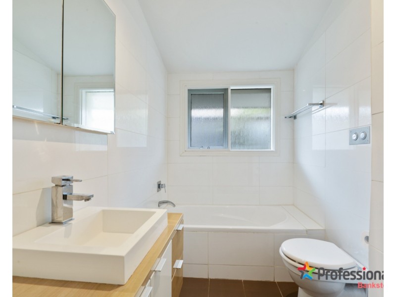 72 Gal Crescent, Moorebank NSW 2170