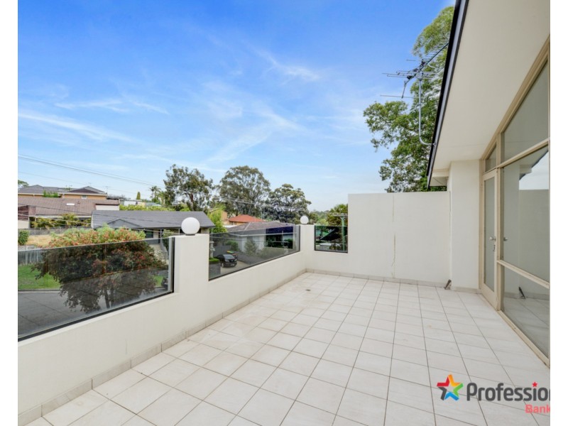 72 Gal Crescent, Moorebank NSW 2170