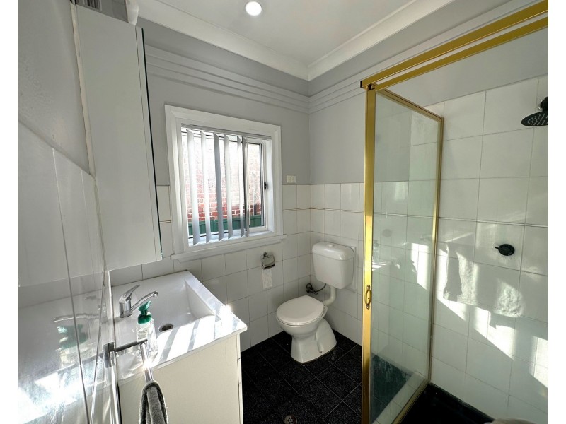 2E Hillcrest Avenue, Greenacre NSW 2190