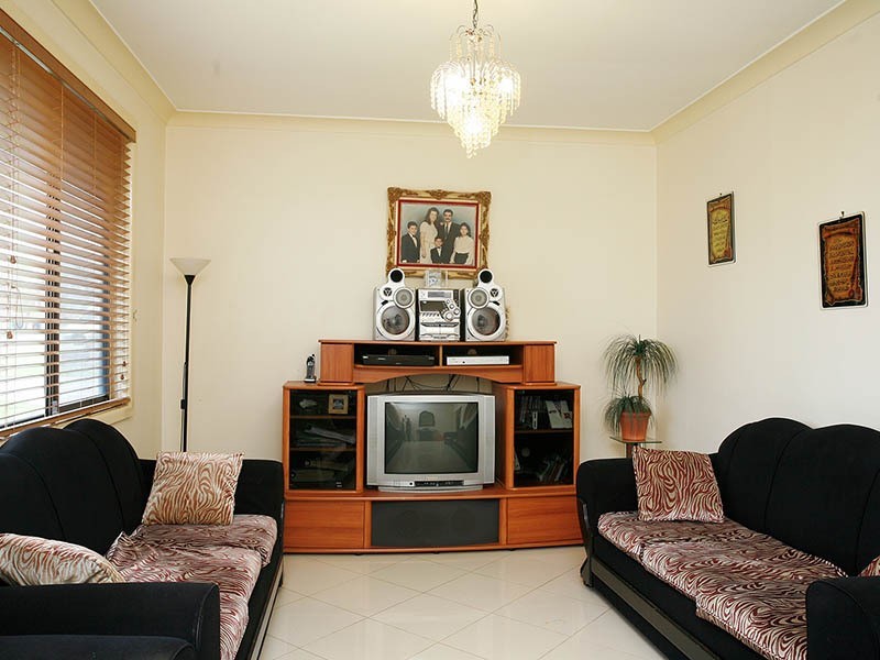 9 Omega Place, Greenacre NSW 2190