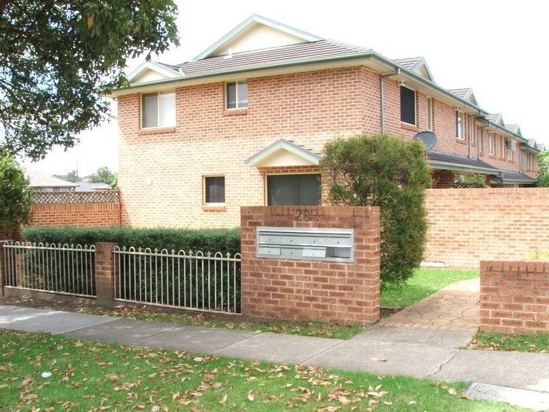 2/28 Cambridge Avenue, Bankstown NSW 2200