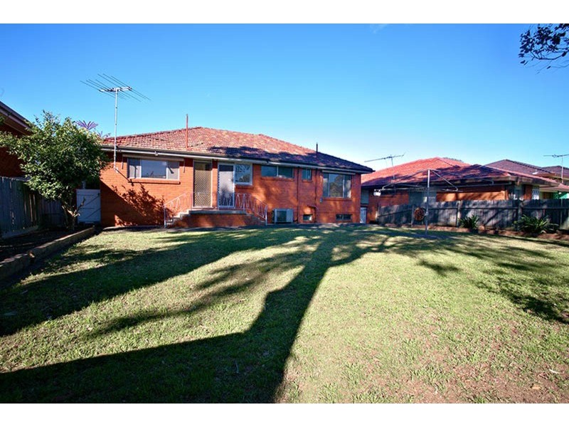 16 Suncroft Avenue, Georges Hall NSW 2198