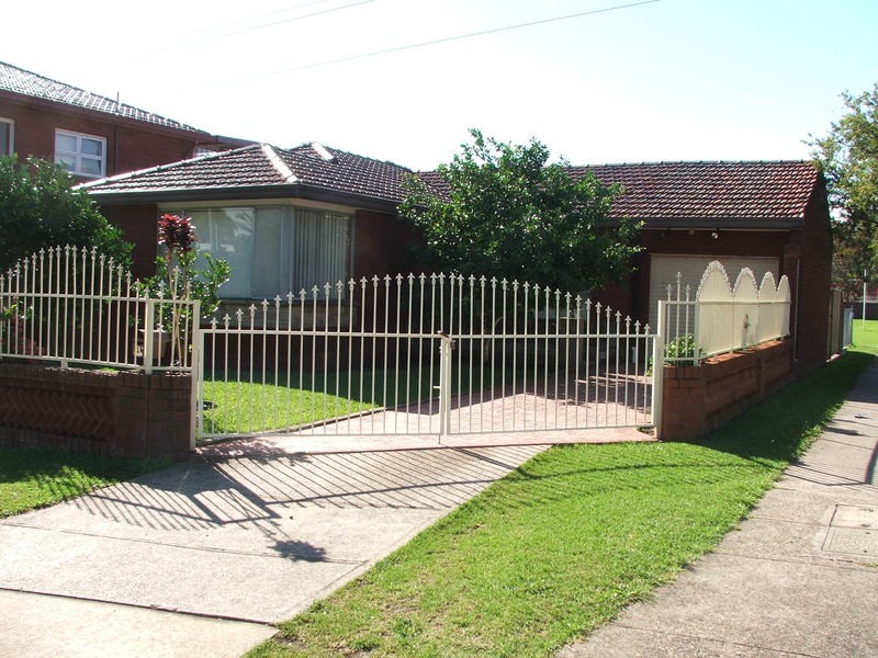 1 Narelle Crescent, Greenacre NSW 2190