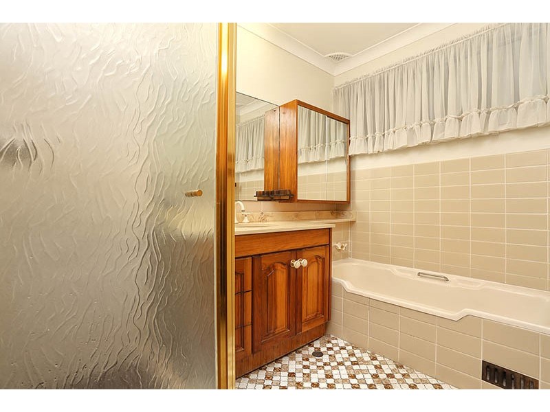 15 Lincoln Road, Georges Hall NSW 2198