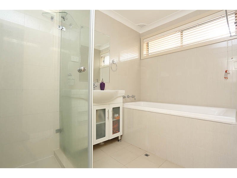 11 Lincoln Road, Georges Hall NSW 2198