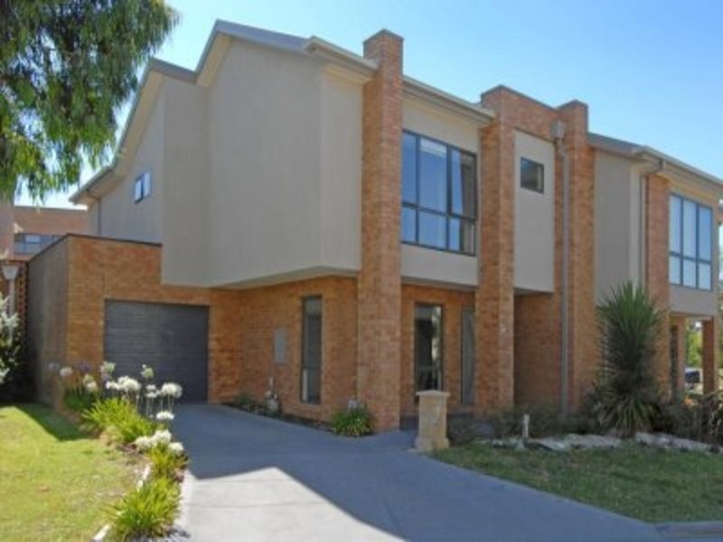 2/13 Farm Road, Coburg VIC 3058