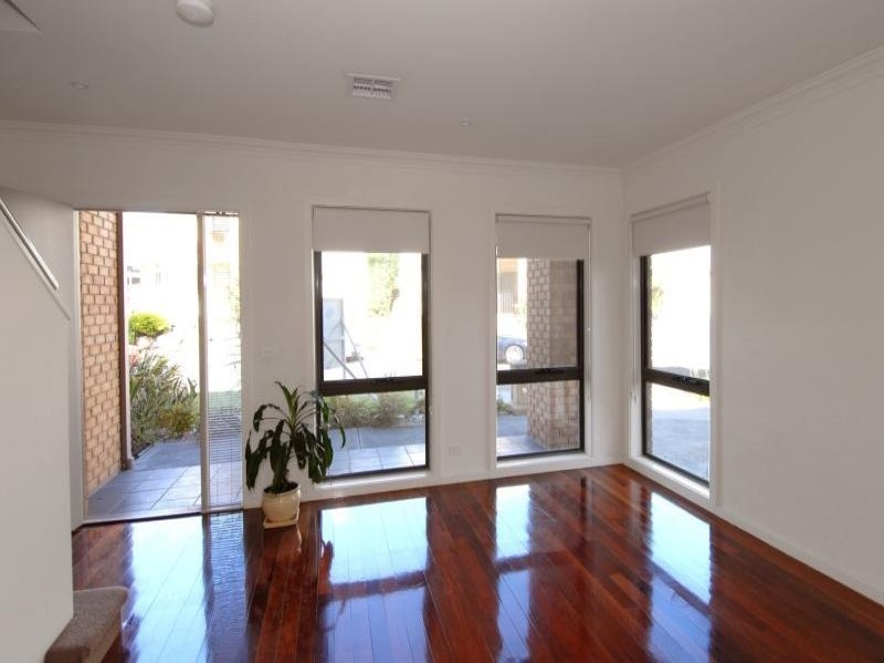 2/13 Farm Road, Coburg VIC 3058