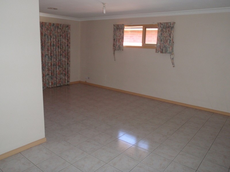 1 Collins Close, Keilor East VIC 3033