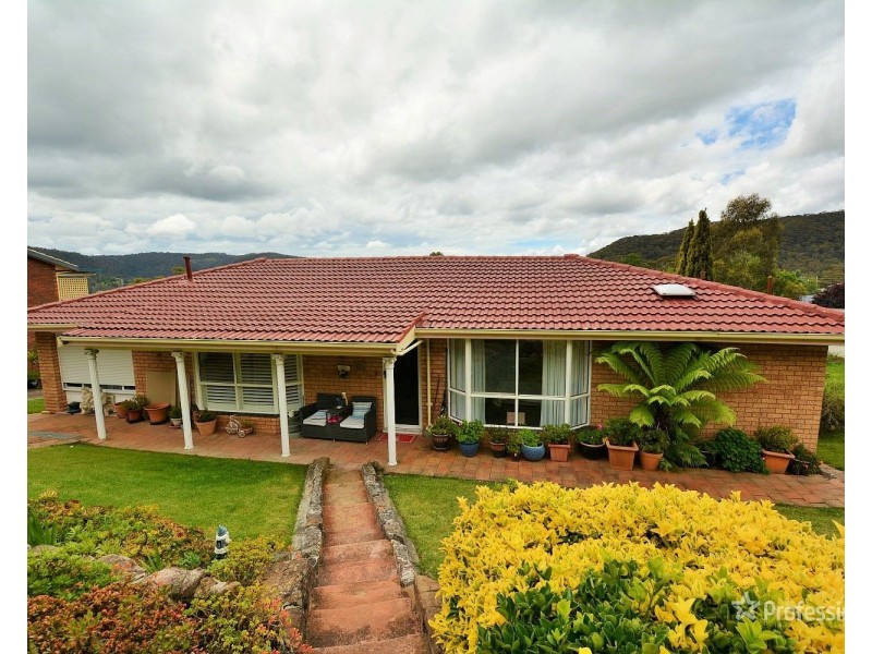 8 Hill Range Crescent, Lithgow NSW 2790