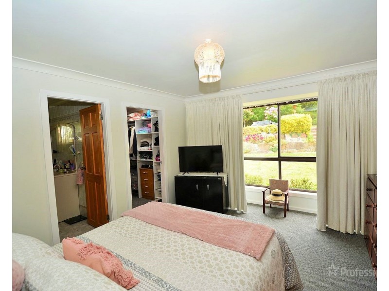 8 Hill Range Crescent, Lithgow NSW 2790