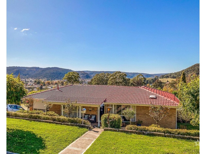 8 Hill Range Crescent, Lithgow NSW 2790