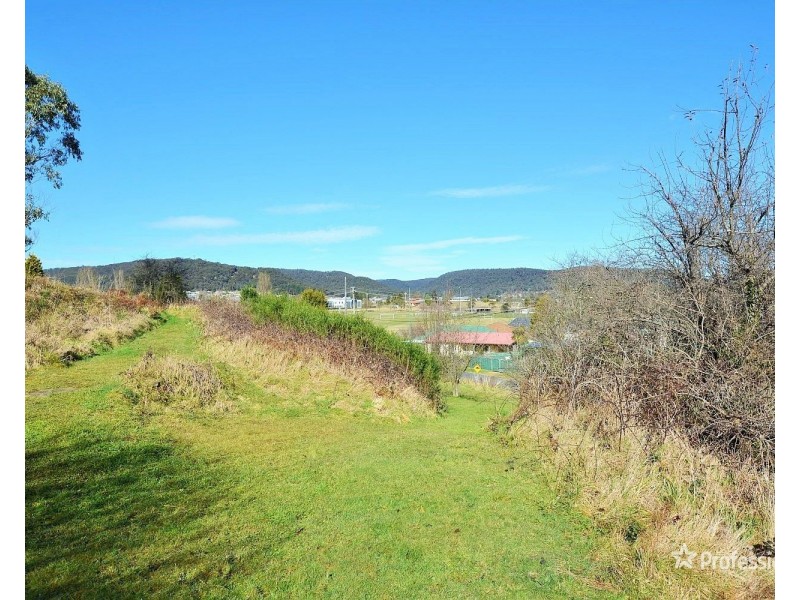 13 Crane Road, Lithgow NSW 2790