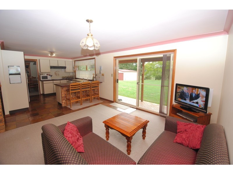 6 Girraween Drive, Marrangaroo NSW 2790