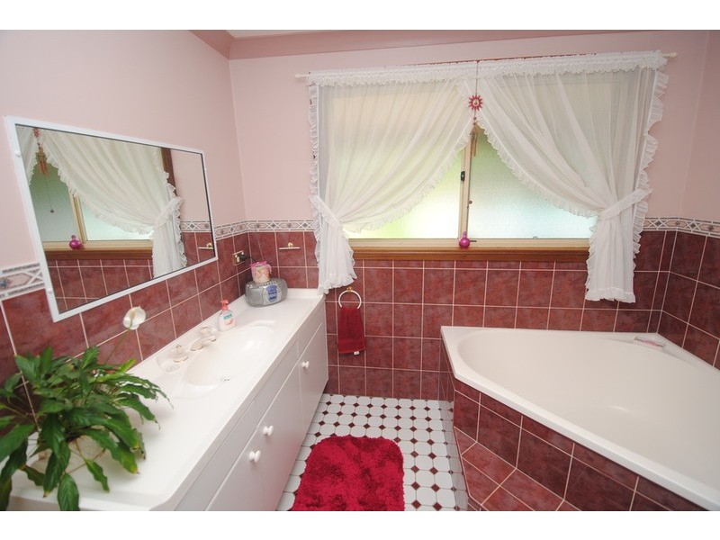 6 Girraween Drive, Marrangaroo NSW 2790