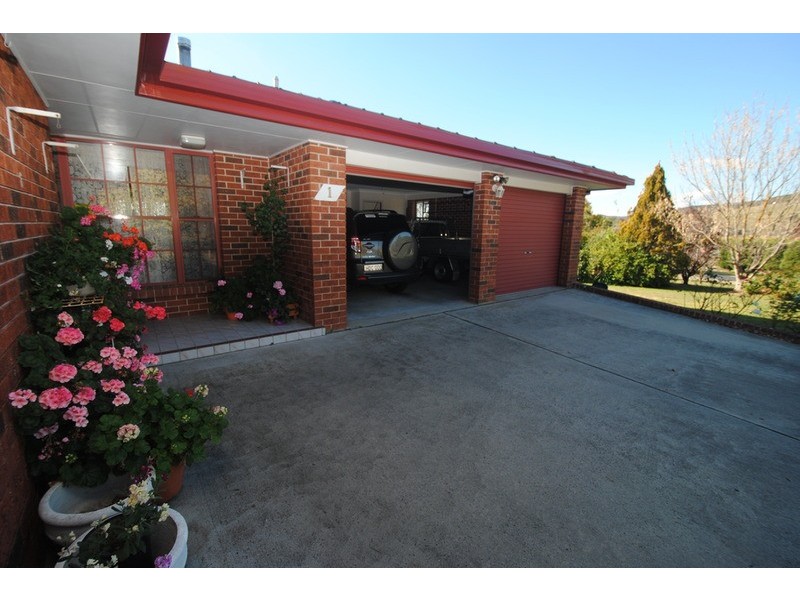 1 Girraween Drive, Marrangaroo NSW 2790