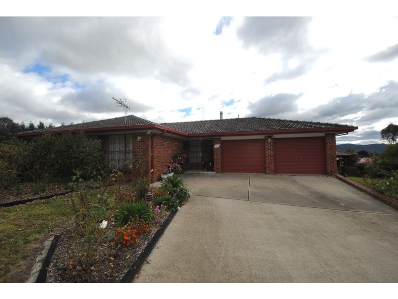 1 Girraween  Drive, Marrangaroo NSW 2790