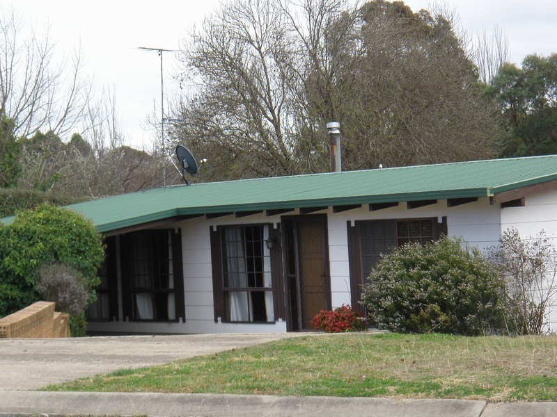 1 Bishops Crescent, Armidale NSW 2350