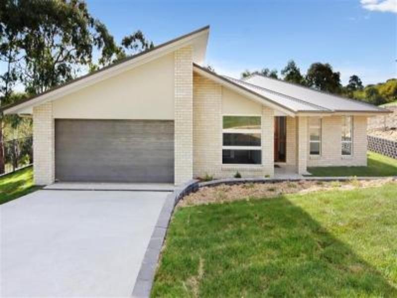 8 Illallangi Close, Armidale NSW 2350