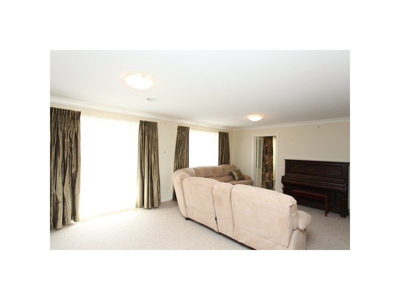 33 Macdonald Drive, Armidale NSW 2350