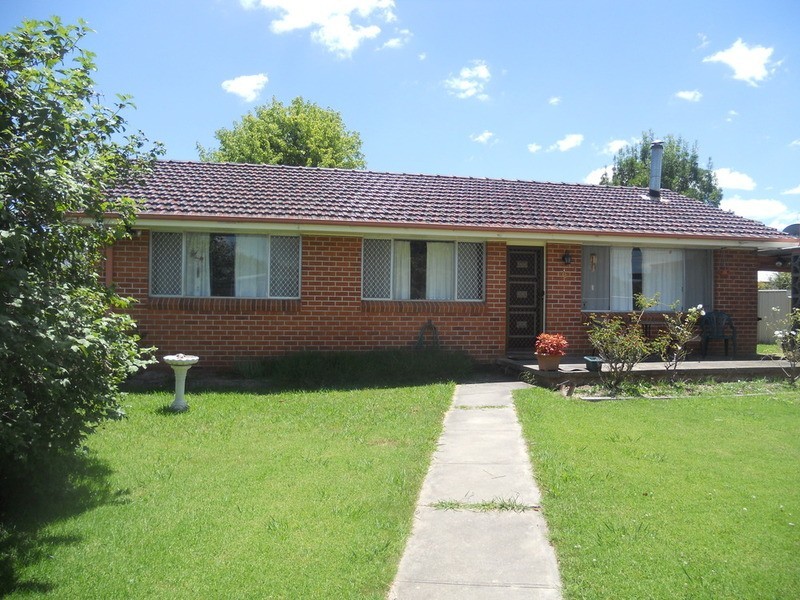 4 Holmes Avenue, Armidale NSW 2350