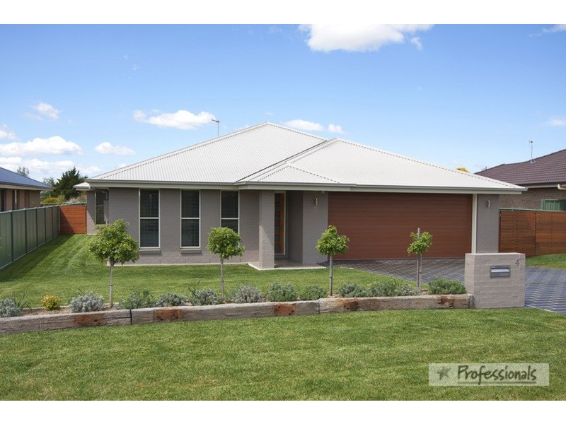 4 Mason  Crescent, Armidale NSW 2350