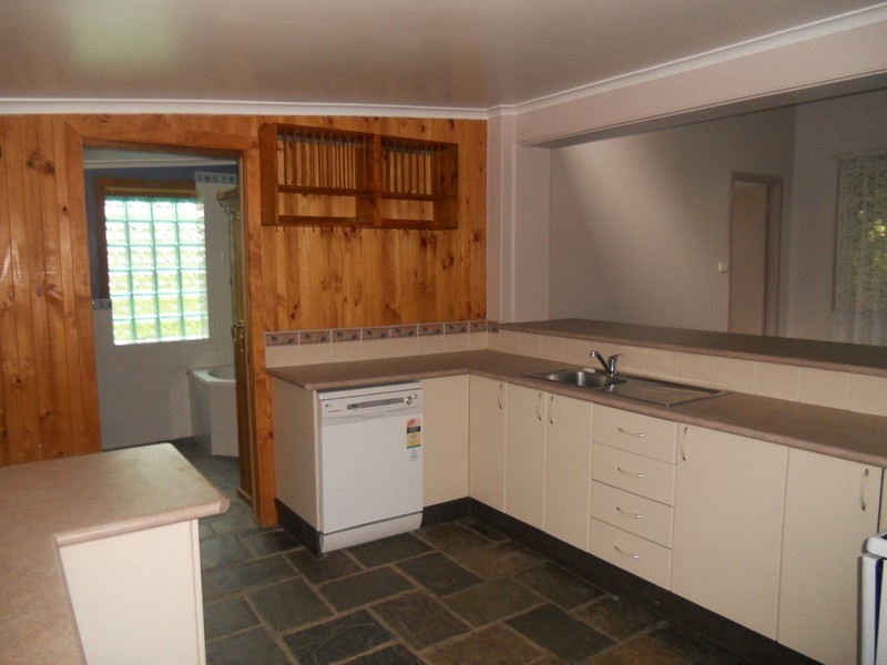 - Madgwick Drive, Armidale NSW 2350
