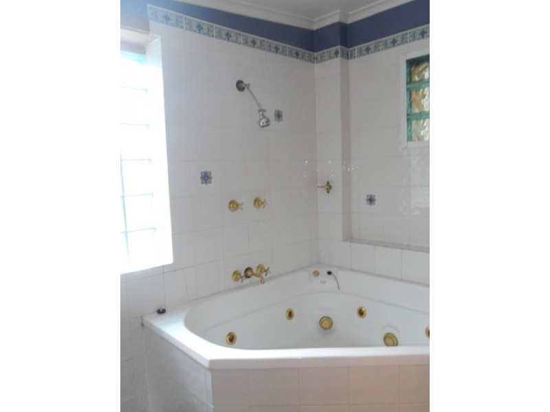 - Madgwick Drive, Armidale NSW 2350