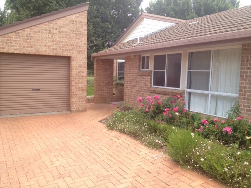 2/33 The Avenue, Armidale NSW 2350