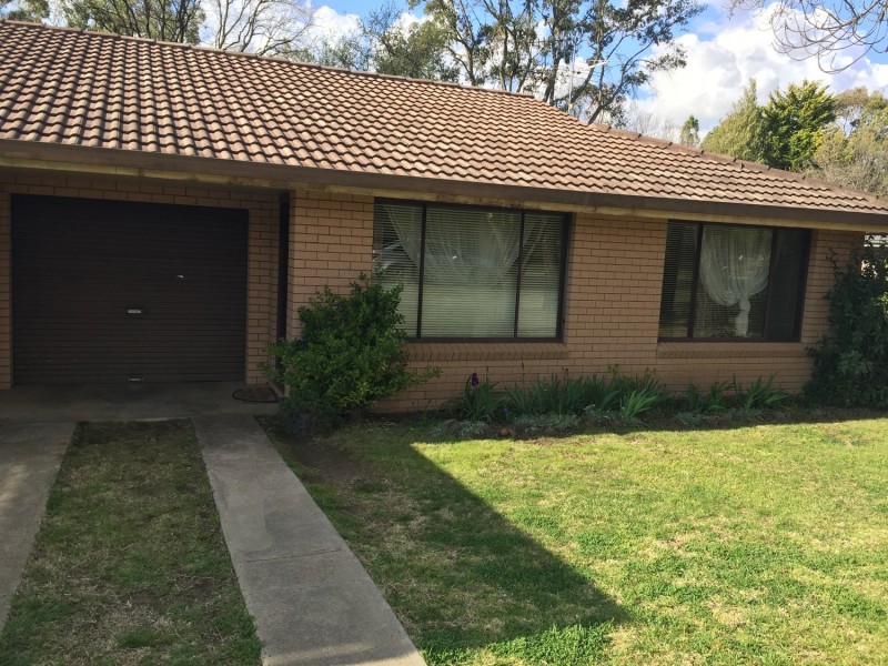 2/1 Robina Crescent, Armidale NSW 2350