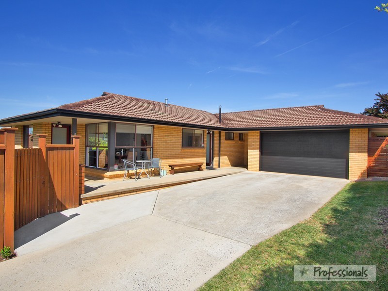 12 Hughes Place, Armidale NSW 2350