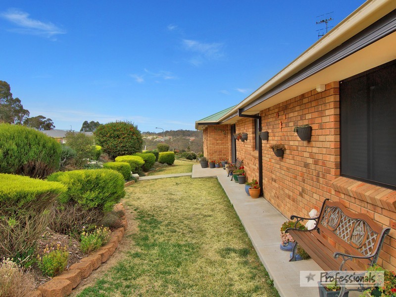 24 McCarthy Crescent, Armidale NSW 2350