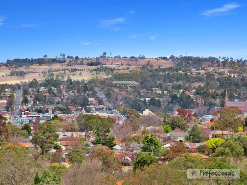 24 McCarthy Crescent, Armidale NSW 2350