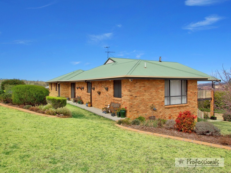 24 McCarthy Crescent, Armidale NSW 2350